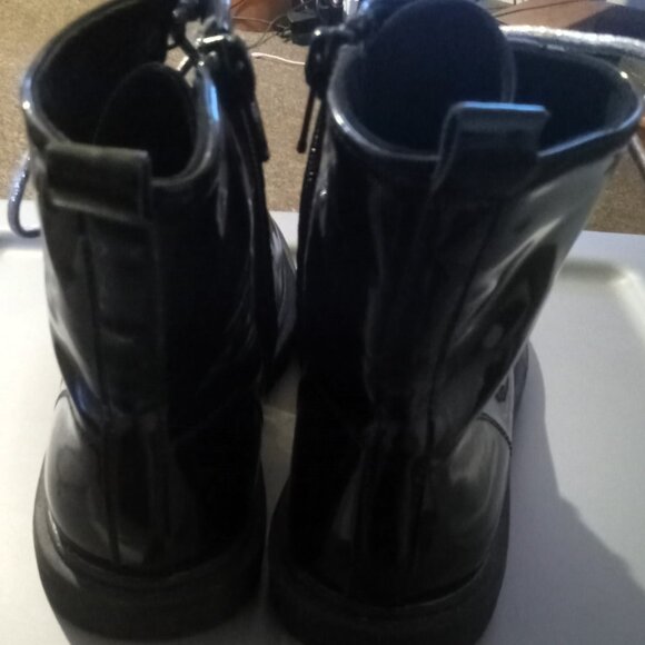 Girl's Black Patent Side Zip Combat Boots W/ Silver Laces - Size 2 Kids - Picture 4 of 7